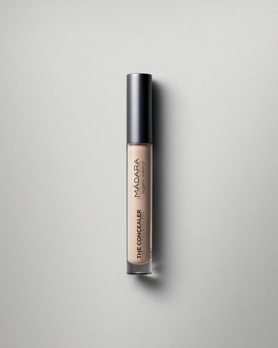 MÁDARA Organic Skincare concealer vanilla madara A6100 concealer product photo on plain background.