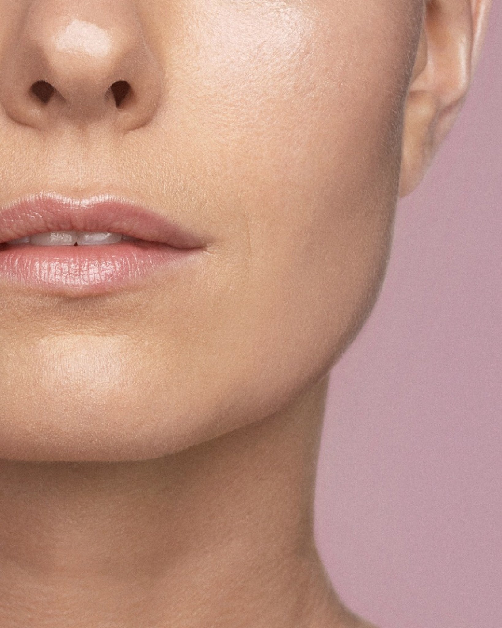 MÁDARA Organic Skincare hydrating peptide day cream A3051 face cream product photo on plain background.
