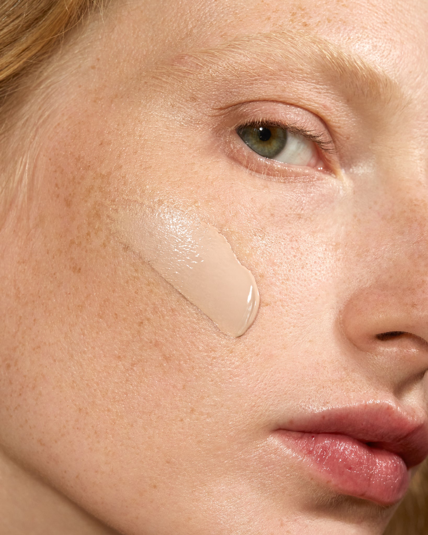 Model wearing MÁDARA Organic Skincare skinonym ivory on A6082 on skin; close-up portrait shows natural application results.