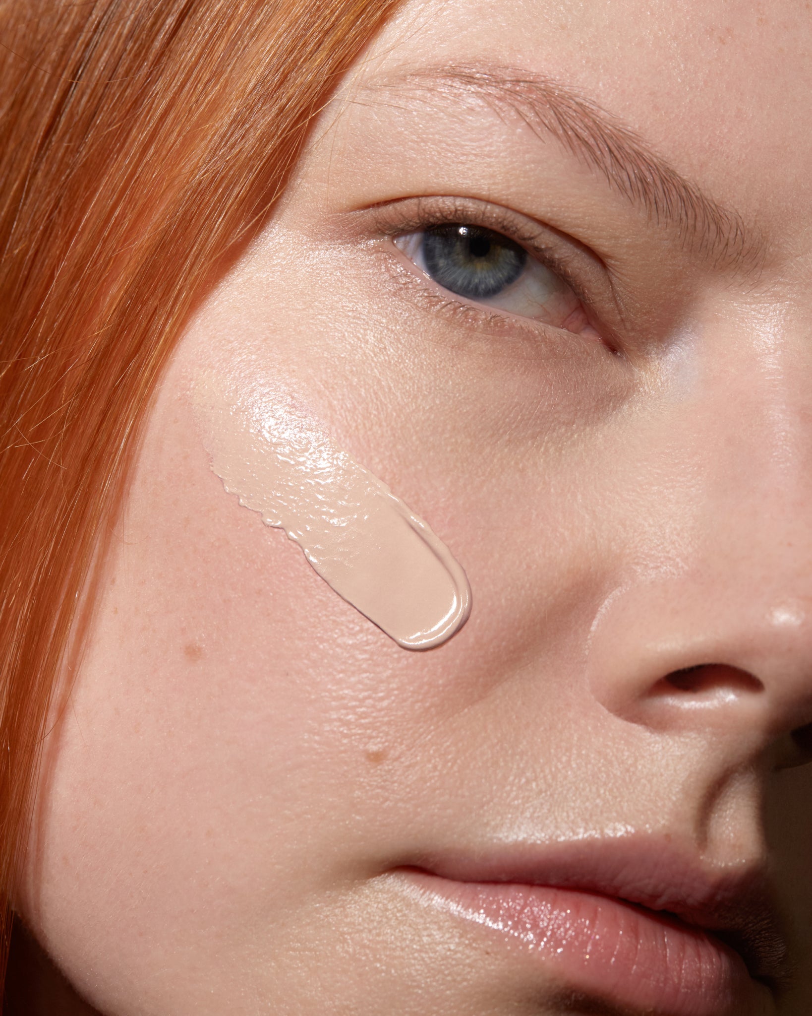 Model wearing MÁDARA Organic Skincare skinonym rose ivory on A6083 on skin; close-up portrait shows natural application results.