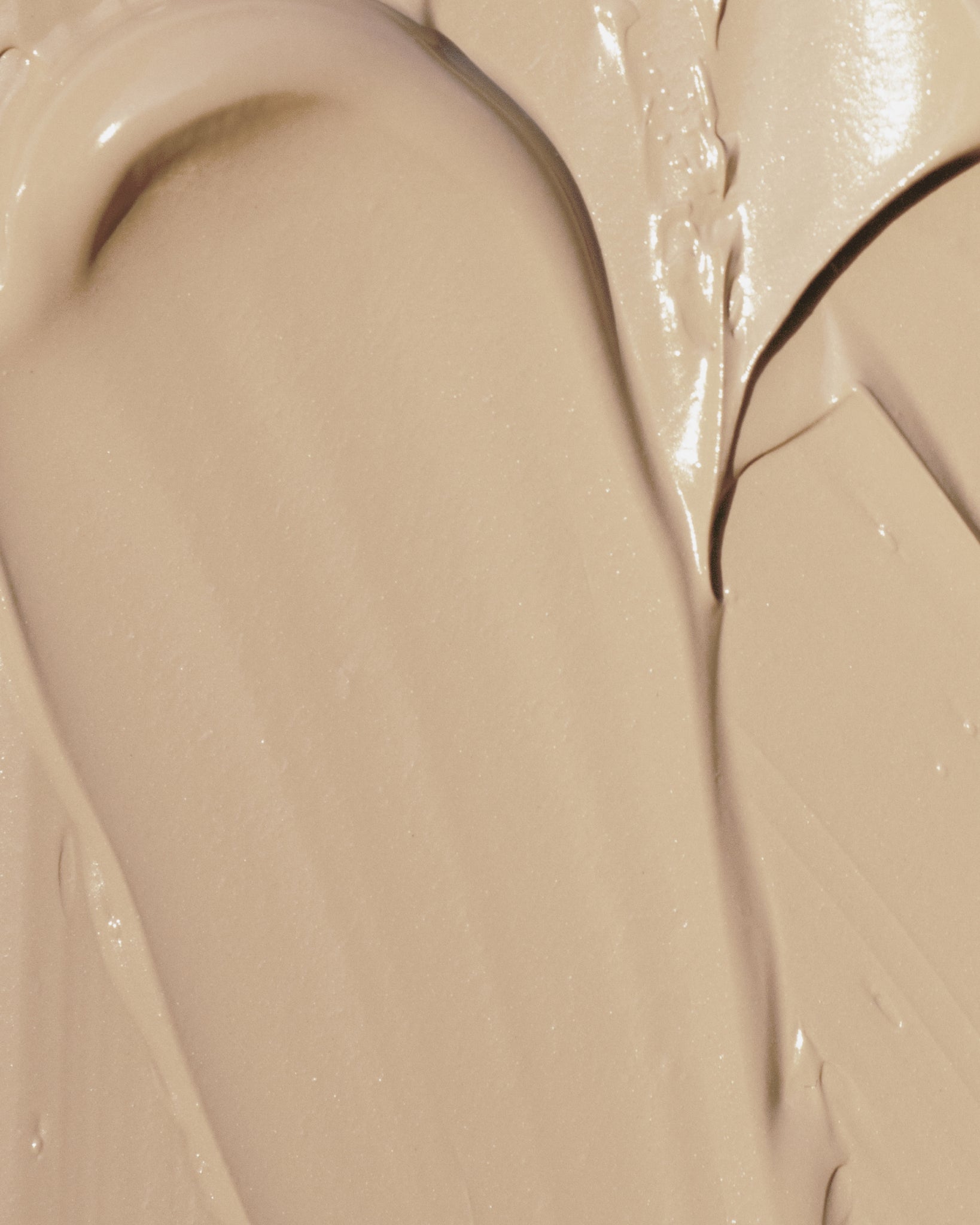 Texture close-up of MÁDARA Organic Skincare cc cream light A3411 face cream �swatch demonstrates consistency and finish.